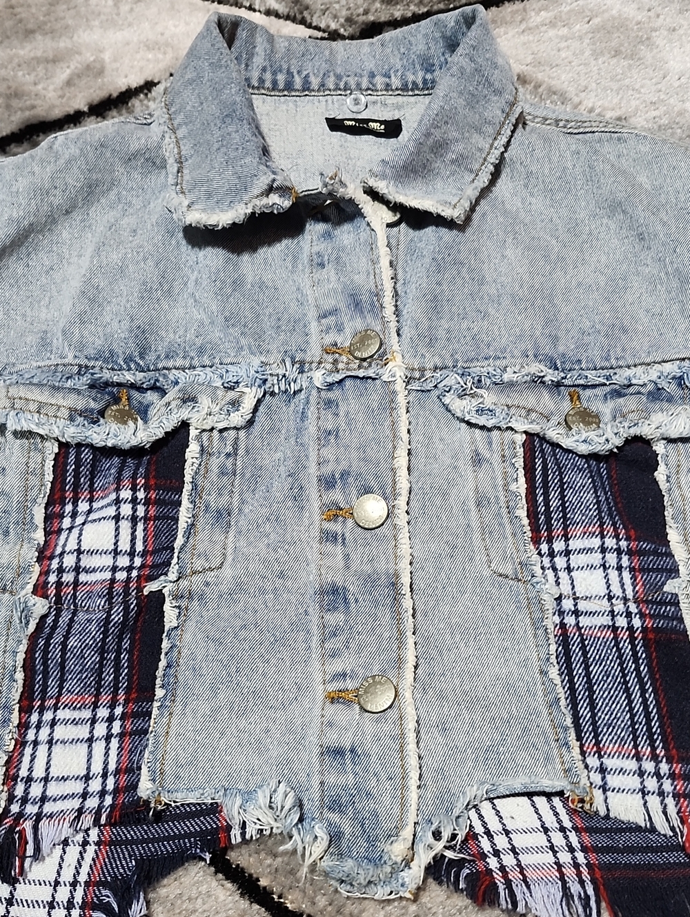 MISS ME DESTUCTED PLAID RAW-EDGE FRAYED CROPPED BUTTON-DOWN DENIM JACKET - Picture 4 of 15
